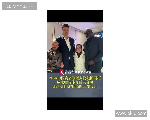 足球明星与成龙相遇瞬间的真实反应与精彩互动揭秘